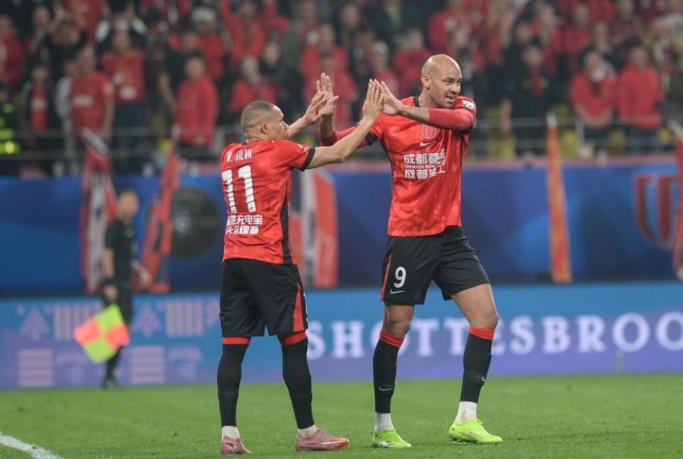 成都蓉城闪击！韦林顿4场4球，领跑中超射手榜，刘世博低级失误